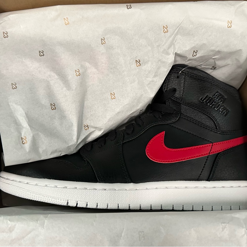 NIB Nike Air Jordan 1 Retro High Black and Red Classic Design Size 9